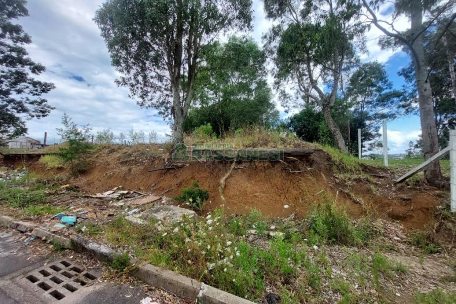 Terreno com 921m², no bairro Pioneiro em Caxias do Sul para Comprar