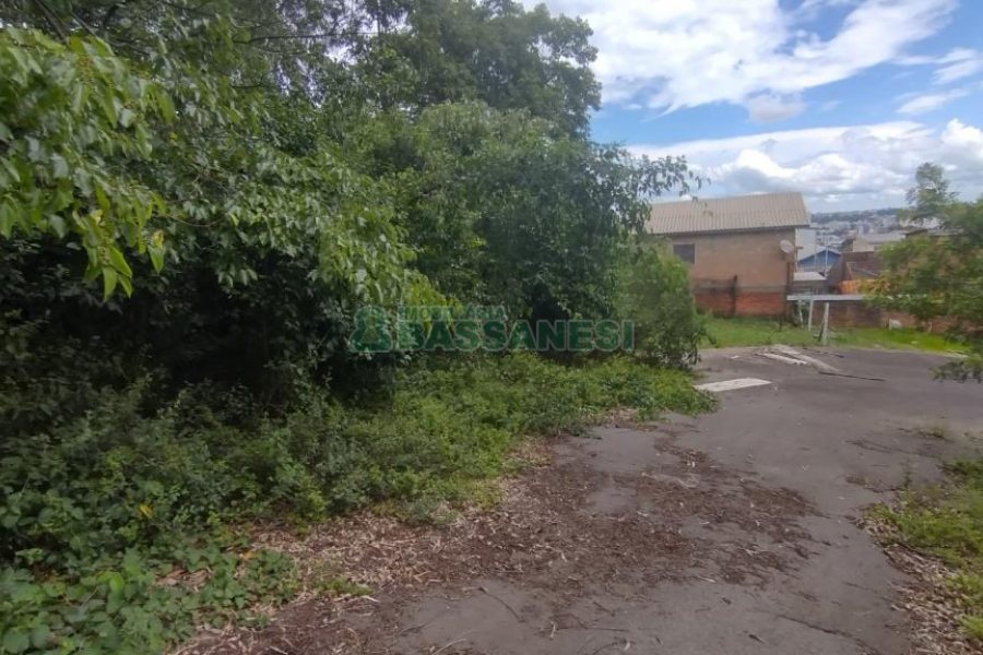 Terreno com 921m², no bairro Pioneiro em Caxias do Sul para Comprar