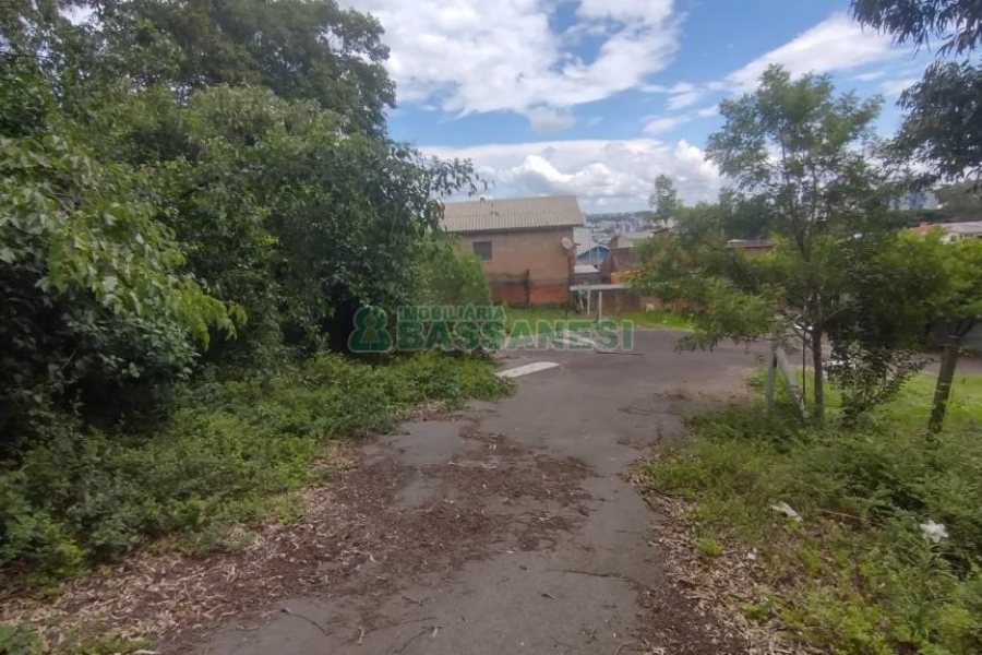 Terreno com 921m², no bairro Pioneiro em Caxias do Sul para Comprar