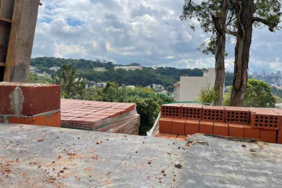 Casa com 249m², 3 dormitórios, 4 vagas, no bairro Colina Sorriso em Caxias do Sul para Comprar