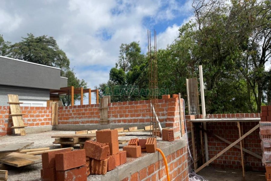 Casa com 249m², 3 dormitórios, 4 vagas, no bairro Colina Sorriso em Caxias do Sul para Comprar