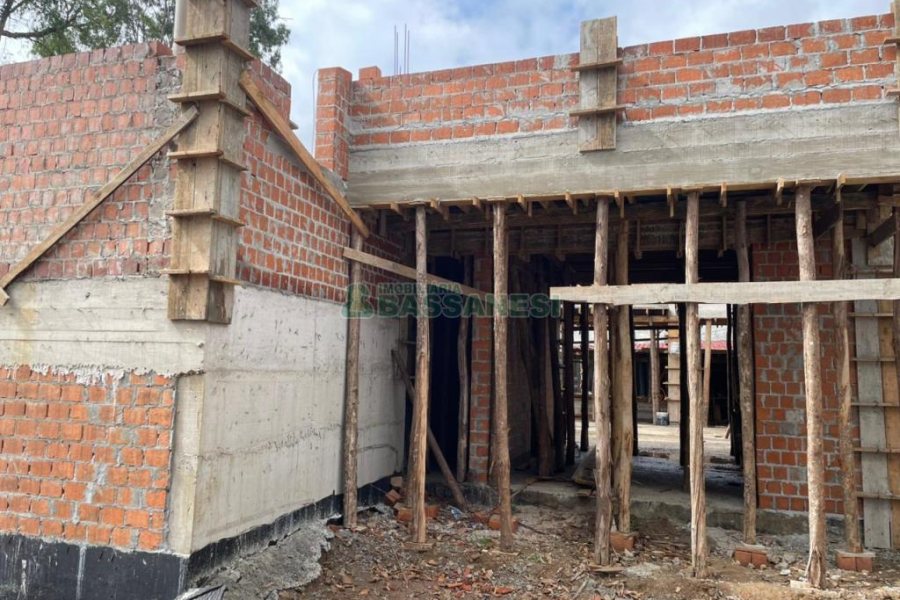 Casa com 249m², 3 dormitórios, 4 vagas, no bairro Colina Sorriso em Caxias do Sul para Comprar