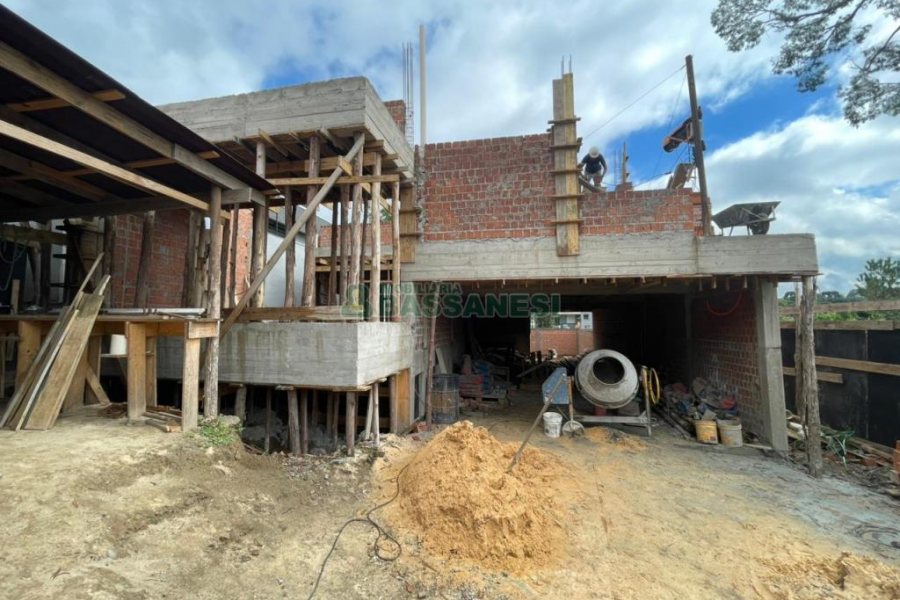 Casa com 249m², 3 dormitórios, 4 vagas, no bairro Colina Sorriso em Caxias do Sul para Comprar