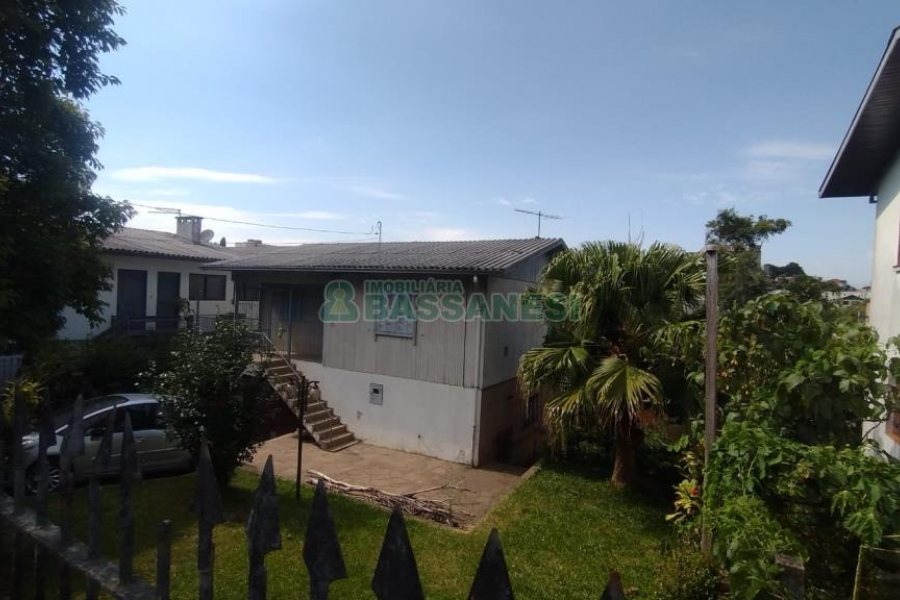 Casa com 387m², 2 dormitórios, 1 vaga, no bairro Floresta em Caxias do Sul para Comprar