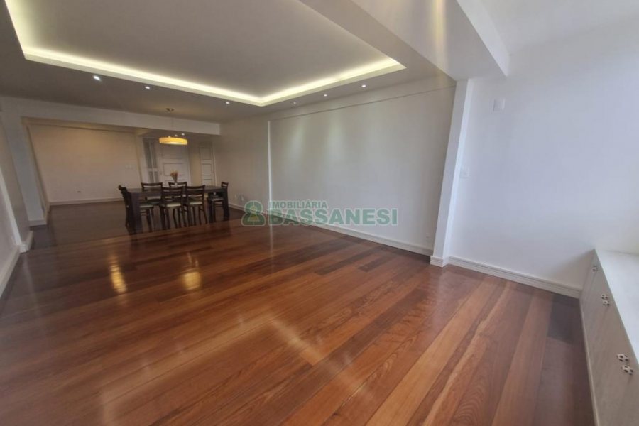 Apartamento com 140m², 3 dormitórios, 2 vagas, no bairro Centro em Caxias do Sul para Alugar ou Comprar