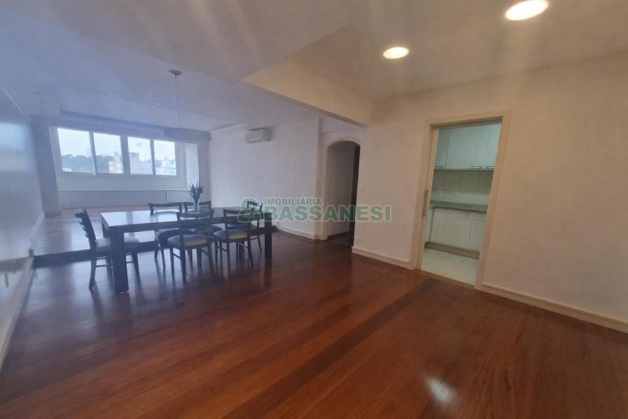 Apartamento com 140m², 3 dormitórios, 2 vagas, no bairro Centro em Caxias do Sul para Alugar ou Comprar