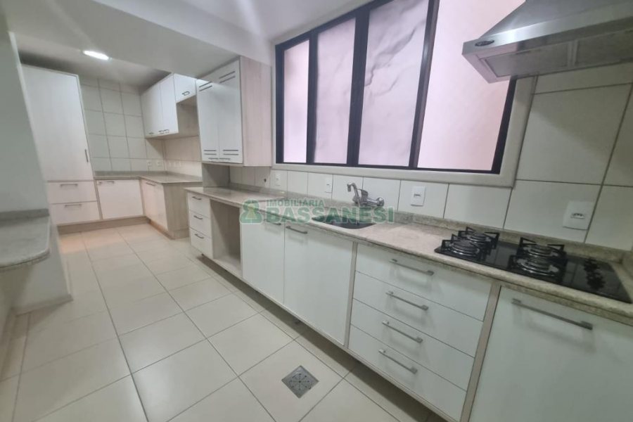 Apartamento com 140m², 3 dormitórios, 2 vagas, no bairro Centro em Caxias do Sul para Alugar ou Comprar