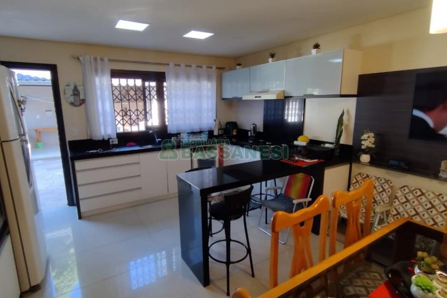 Casa com 314m², 3 dormitórios, 2 vagas, no bairro São Virgílio em Caxias do Sul para Comprar