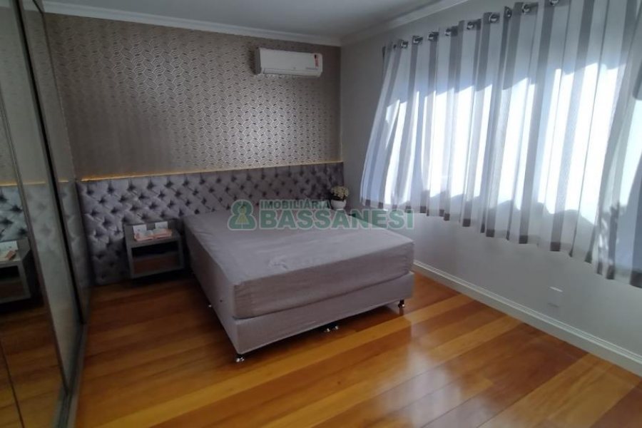 Casa com 314m², 3 dormitórios, 2 vagas, no bairro São Virgílio em Caxias do Sul para Comprar