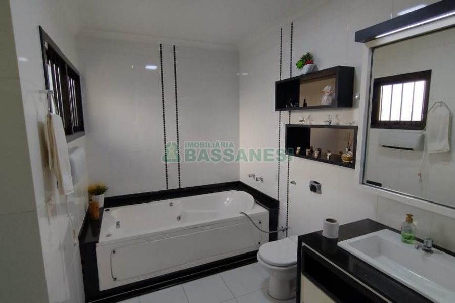 Casa com 314m², 3 dormitórios, 2 vagas, no bairro São Virgílio em Caxias do Sul para Comprar