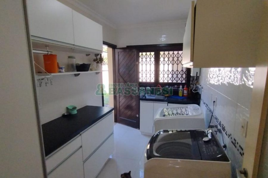 Casa com 314m², 3 dormitórios, 2 vagas, no bairro São Virgílio em Caxias do Sul para Comprar