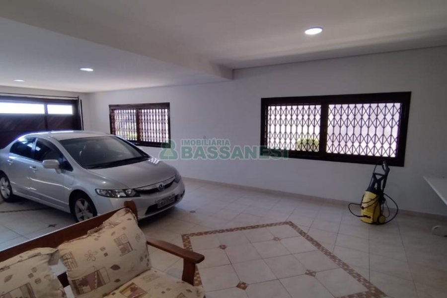 Casa com 314m², 3 dormitórios, 2 vagas, no bairro São Virgílio em Caxias do Sul para Comprar