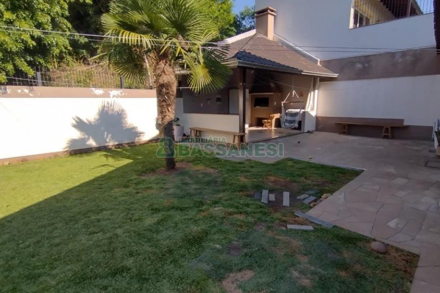 Casa com 314m², 3 dormitórios, 2 vagas, no bairro São Virgílio em Caxias do Sul para Comprar