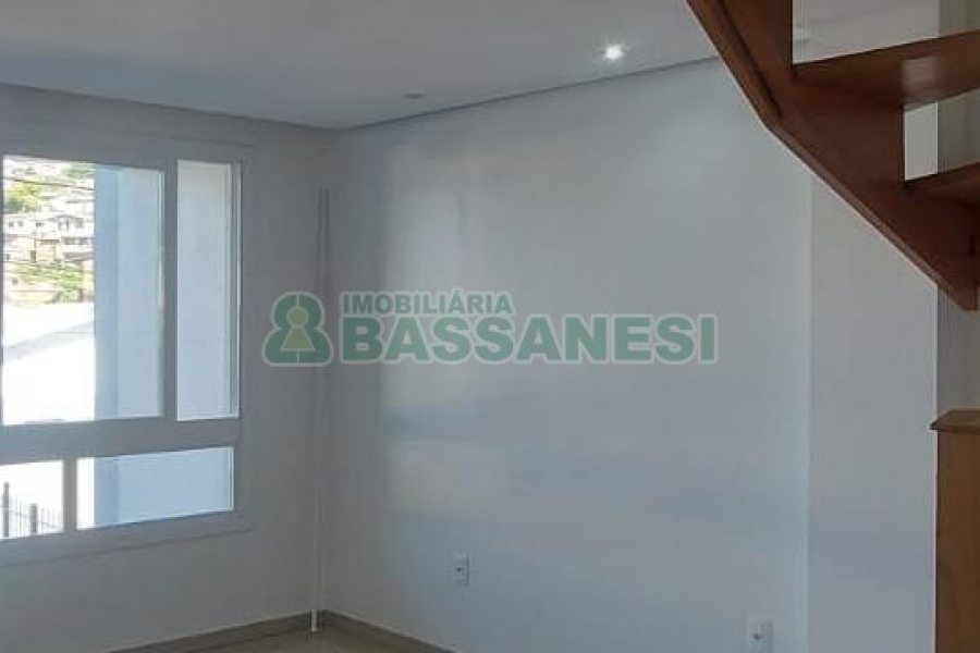 Sobrado com 64m², 2 dormitórios, no bairro Nossa Senhora do Rosário em Caxias do Sul para Alugar