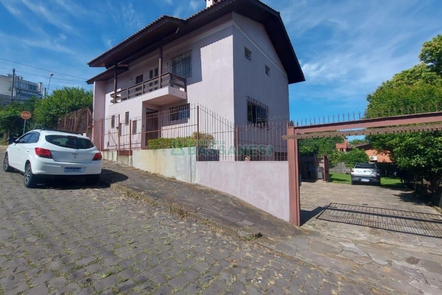 Casa com 300m², 4 dormitórios, 3 vagas, no bairro Universitário em Caxias do Sul para Alugar