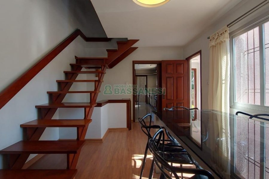 Casa com 300m², 4 dormitórios, 3 vagas, no bairro Universitário em Caxias do Sul para Alugar