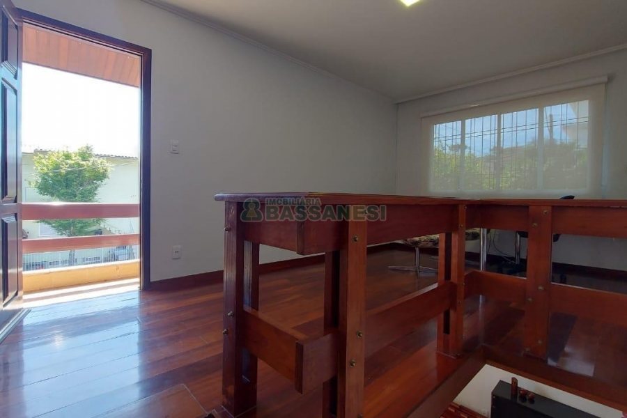 Casa com 300m², 4 dormitórios, 3 vagas, no bairro Universitário em Caxias do Sul para Alugar