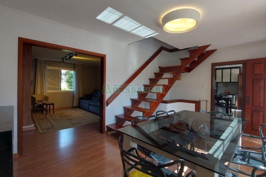 Casa com 300m², 4 dormitórios, 3 vagas, no bairro Universitário em Caxias do Sul para Alugar