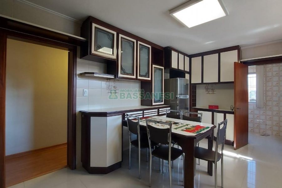 Casa com 300m², 4 dormitórios, 3 vagas, no bairro Universitário em Caxias do Sul para Alugar