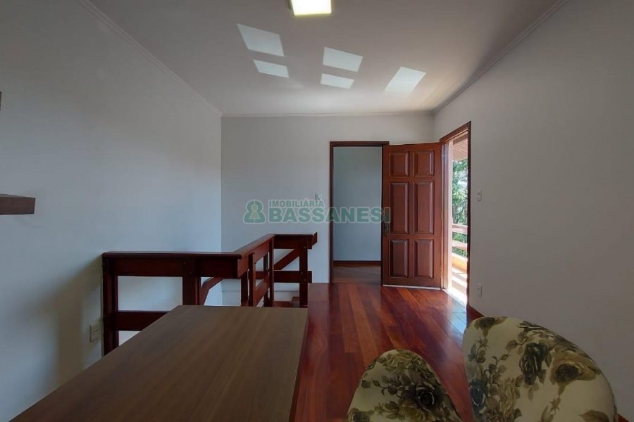 Casa com 300m², 4 dormitórios, 3 vagas, no bairro Universitário em Caxias do Sul para Alugar