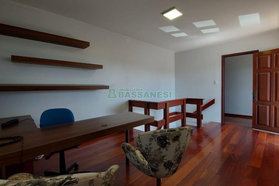 Casa com 300m², 4 dormitórios, 3 vagas, no bairro Universitário em Caxias do Sul para Alugar