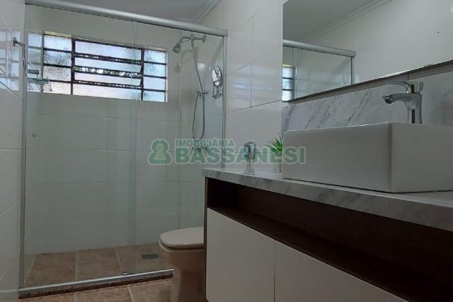 Casa com 300m², 4 dormitórios, 3 vagas, no bairro Universitário em Caxias do Sul para Alugar