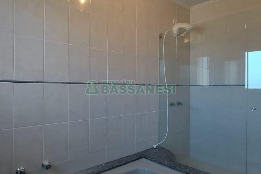 Casa com 300m², 4 dormitórios, 3 vagas, no bairro Universitário em Caxias do Sul para Alugar