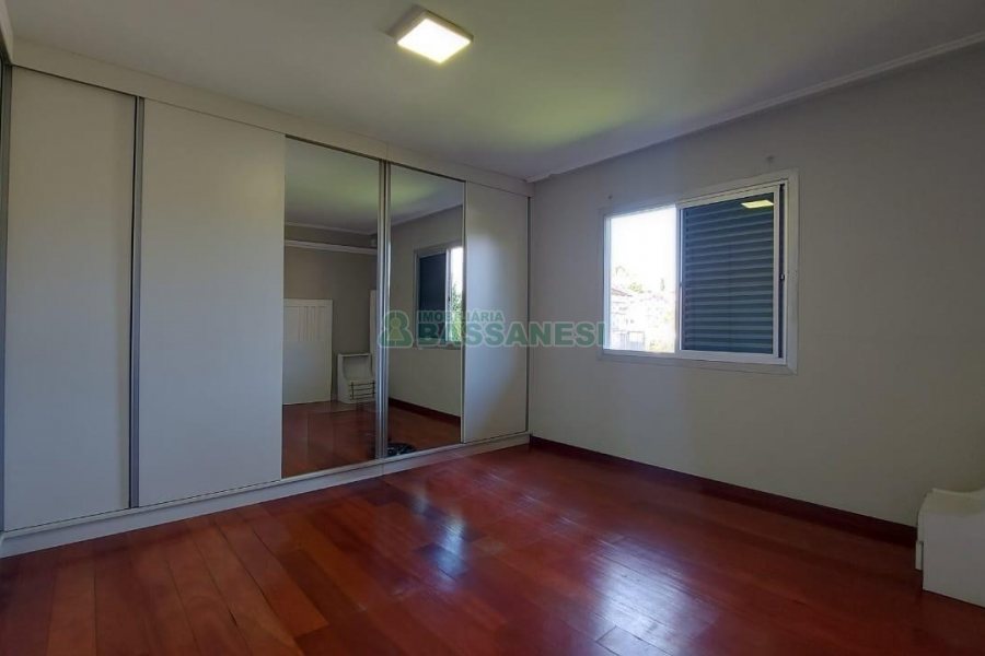 Casa com 300m², 4 dormitórios, 3 vagas, no bairro Universitário em Caxias do Sul para Alugar