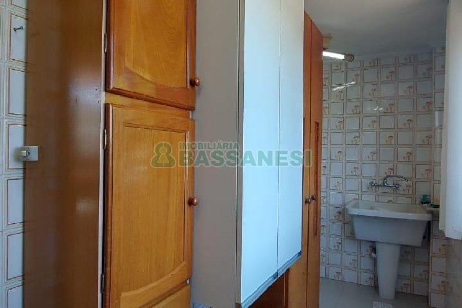 Casa com 300m², 4 dormitórios, 3 vagas, no bairro Universitário em Caxias do Sul para Alugar