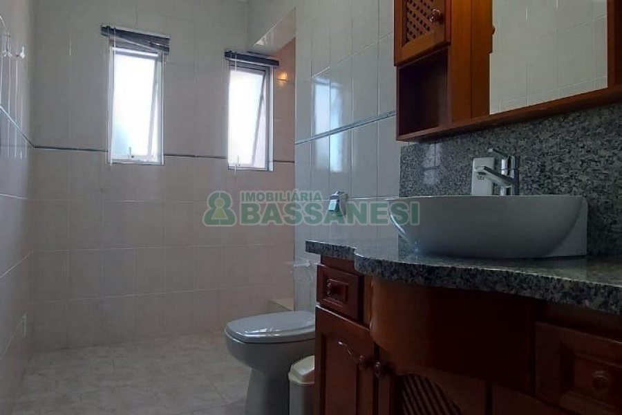 Casa com 300m², 4 dormitórios, 3 vagas, no bairro Universitário em Caxias do Sul para Alugar