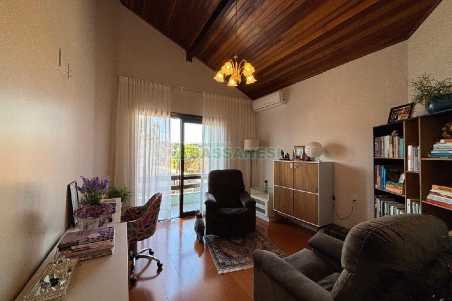 Casa Mobiliada com 180m², 3 dormitórios, 2 vagas, no bairro Santa Catarina em Caxias do Sul para Alugar