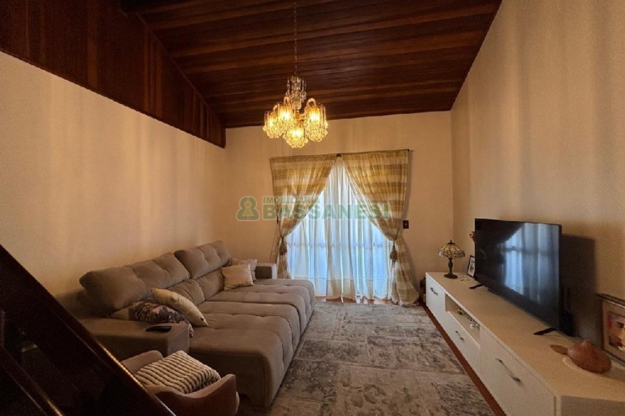 Casa Mobiliada com 180m², 3 dormitórios, 2 vagas, no bairro Santa Catarina em Caxias do Sul para Alugar