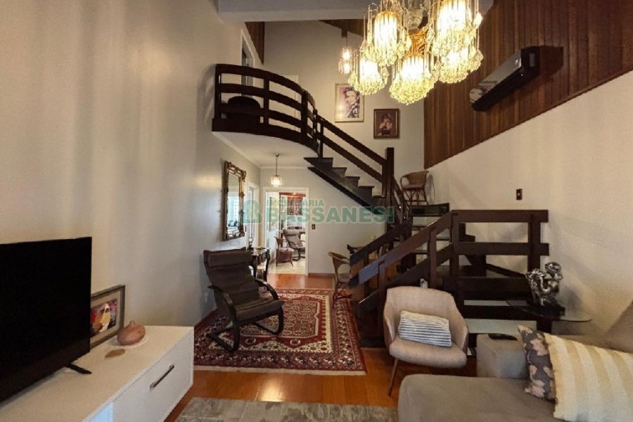 Casa Mobiliada com 180m², 3 dormitórios, 2 vagas, no bairro Santa Catarina em Caxias do Sul para Alugar