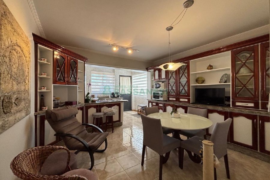 Casa Mobiliada com 180m², 3 dormitórios, 2 vagas, no bairro Santa Catarina em Caxias do Sul para Alugar