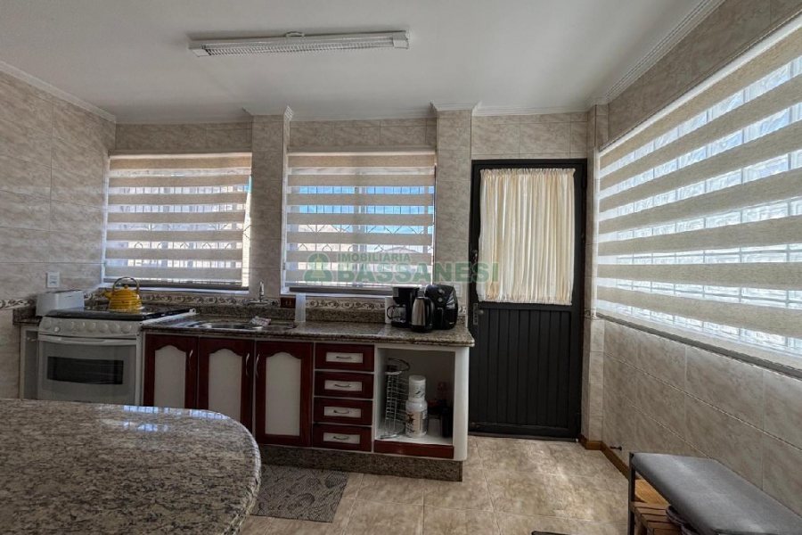 Casa Mobiliada com 180m², 3 dormitórios, 2 vagas, no bairro Santa Catarina em Caxias do Sul para Alugar