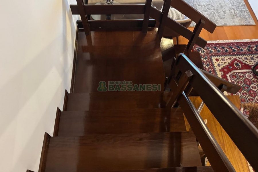 Casa Mobiliada com 180m², 3 dormitórios, 2 vagas, no bairro Santa Catarina em Caxias do Sul para Alugar