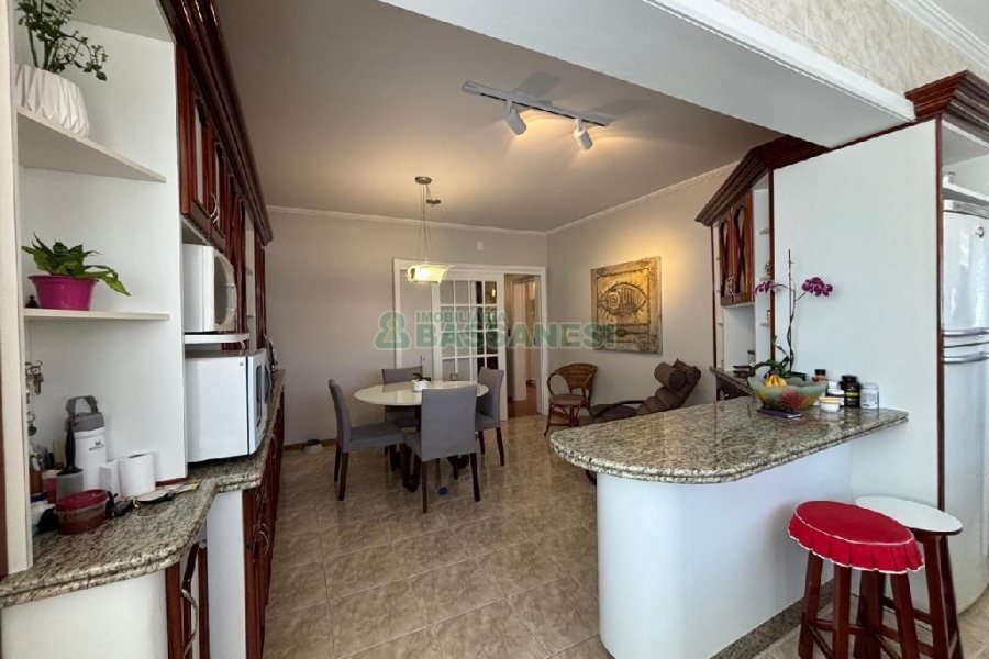 Casa Mobiliada com 180m², 3 dormitórios, 2 vagas, no bairro Santa Catarina em Caxias do Sul para Alugar