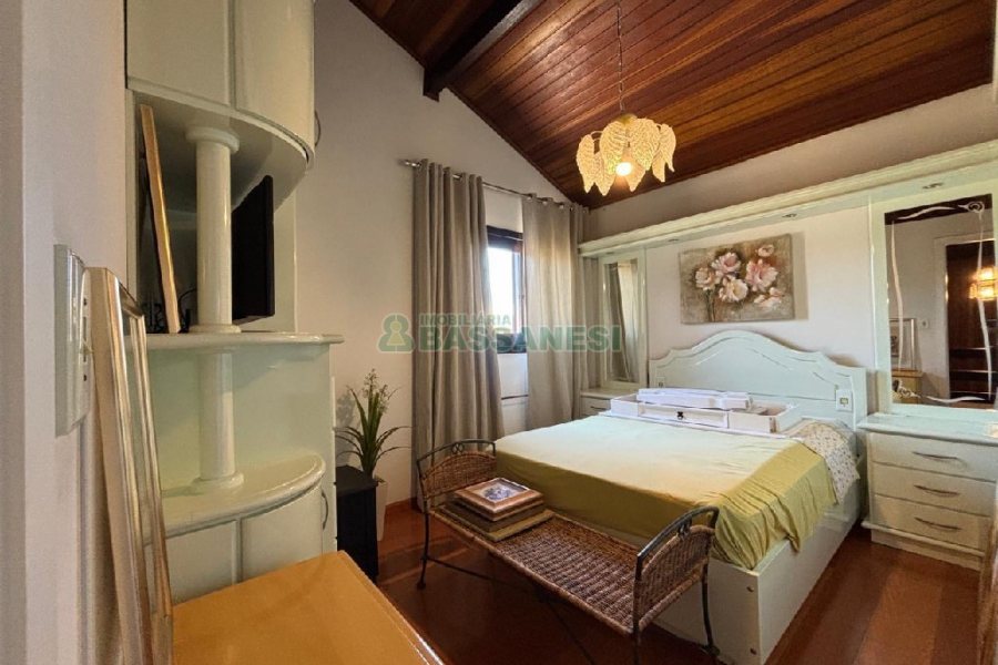 Casa Mobiliada com 180m², 3 dormitórios, 2 vagas, no bairro Santa Catarina em Caxias do Sul para Alugar