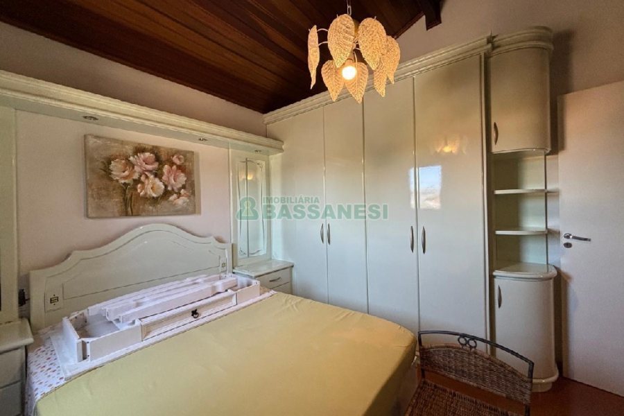 Casa Mobiliada com 180m², 3 dormitórios, 2 vagas, no bairro Santa Catarina em Caxias do Sul para Alugar