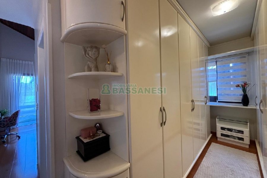 Casa Mobiliada com 180m², 3 dormitórios, 2 vagas, no bairro Santa Catarina em Caxias do Sul para Alugar