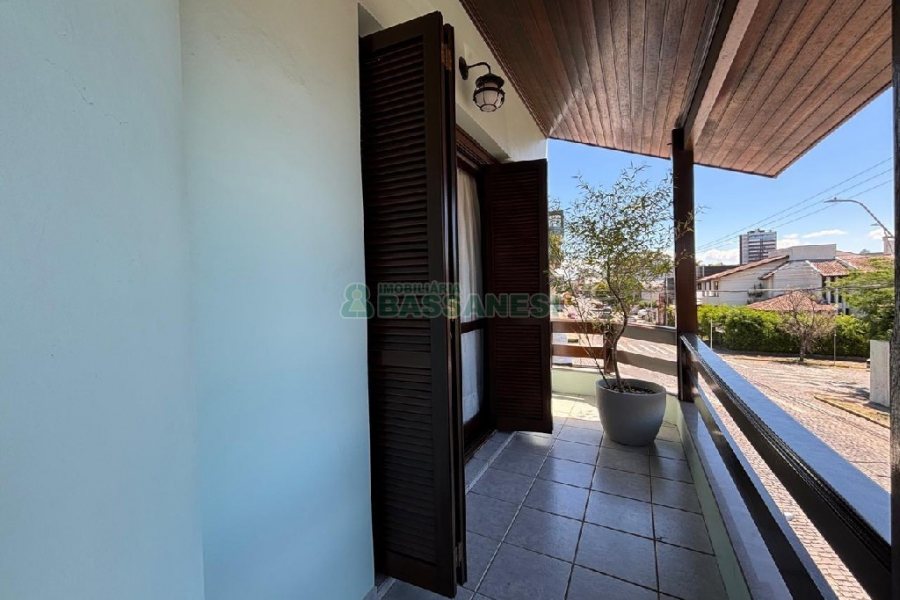 Casa Mobiliada com 180m², 3 dormitórios, 2 vagas, no bairro Santa Catarina em Caxias do Sul para Alugar