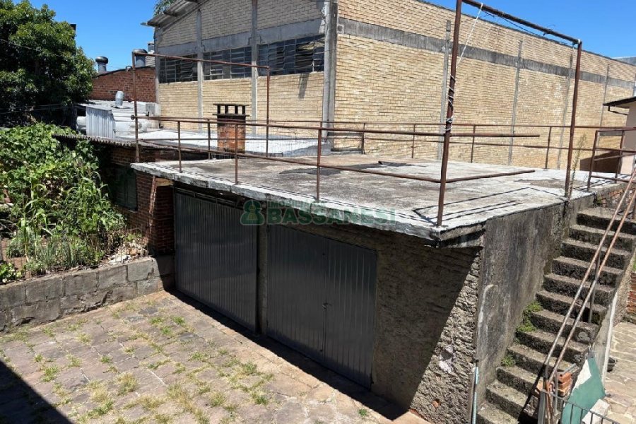 Casa Mobiliada com 180m², 3 dormitórios, 2 vagas, no bairro Santa Catarina em Caxias do Sul para Alugar