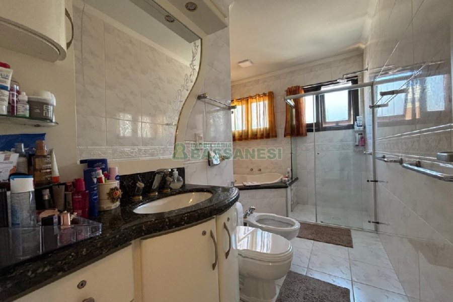 Casa Mobiliada com 180m², 3 dormitórios, 2 vagas, no bairro Santa Catarina em Caxias do Sul para Alugar