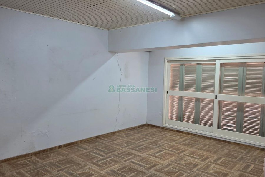 Casa com 360m², 3 dormitórios, 2 vagas, no bairro Cinqüentenário em Caxias do Sul para Comprar