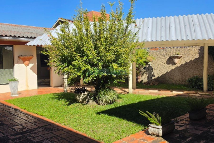 Casa com 360m², 3 dormitórios, 2 vagas, no bairro Cinqüentenário em Caxias do Sul para Comprar