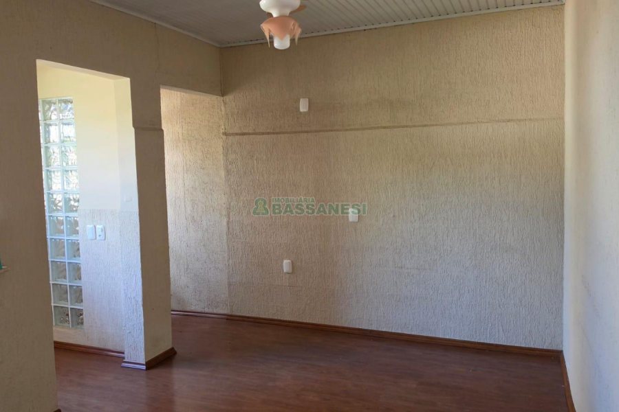 Casa com 360m², 3 dormitórios, 2 vagas, no bairro Cinqüentenário em Caxias do Sul para Comprar