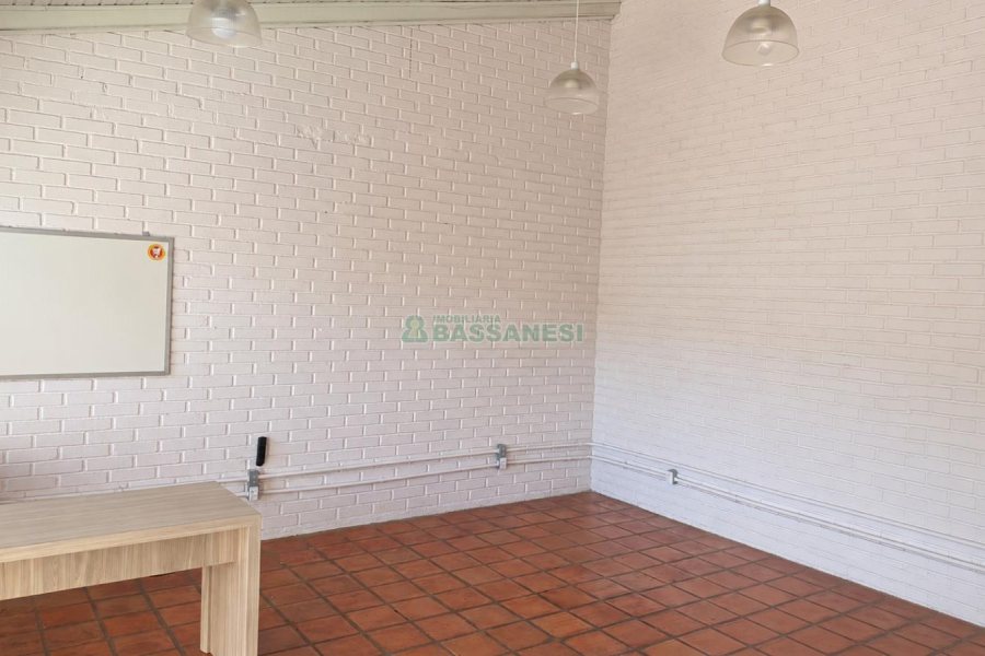Casa com 360m², 3 dormitórios, 2 vagas, no bairro Cinqüentenário em Caxias do Sul para Comprar