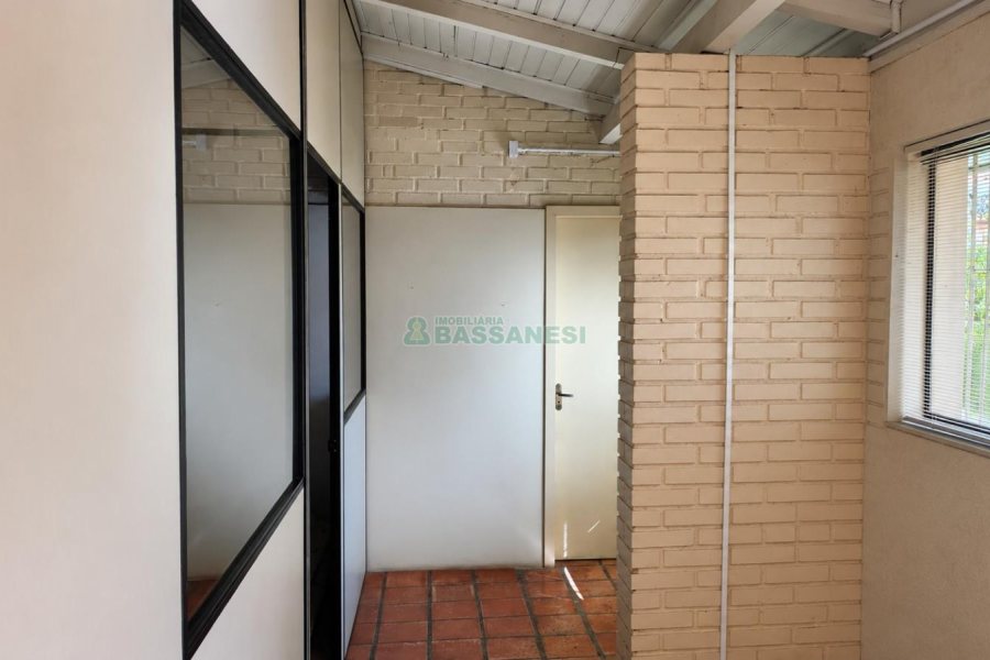 Casa com 360m², 3 dormitórios, 2 vagas, no bairro Cinqüentenário em Caxias do Sul para Comprar