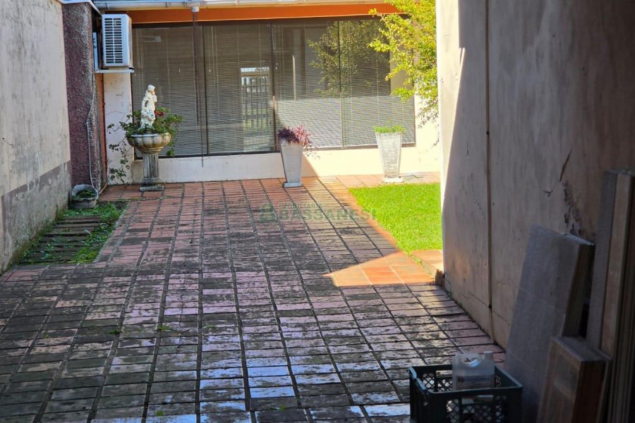 Casa com 360m², 3 dormitórios, 2 vagas, no bairro Cinqüentenário em Caxias do Sul para Comprar