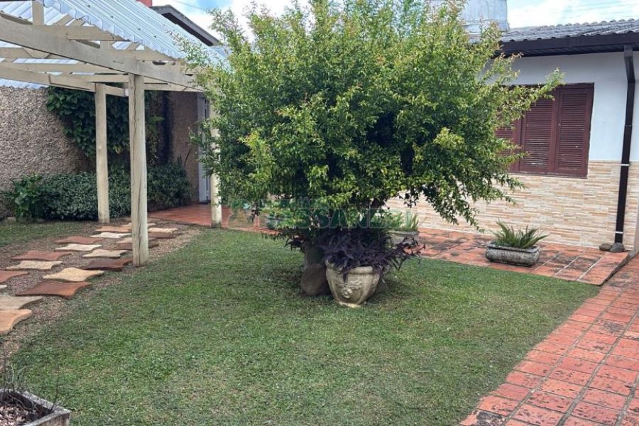 Casa, 3 dormitórios, 2 vagas, no bairro Cinqüentenário em Caxias do Sul para Comprar